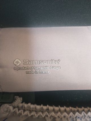 Neceser rígido de viaje Samsonite.