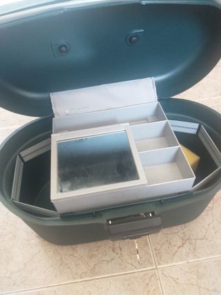 Neceser rígido de viaje Samsonite.