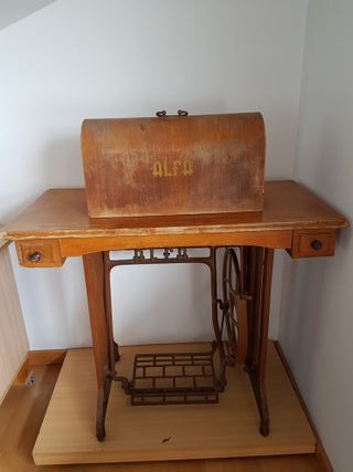 Máquina de Coser Antigua Modelo Alfa con Pedal