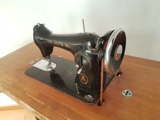 Máquina de Coser Antigua Modelo Alfa con Pedal