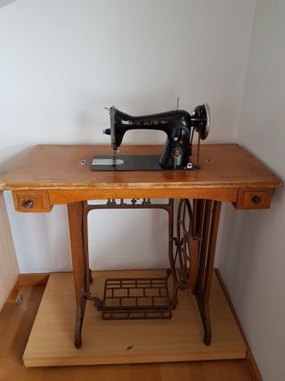 Máquina de Coser Antigua Modelo Alfa con Pedal