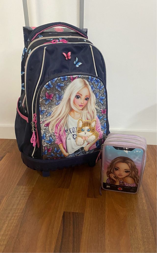 Se vende mochila top modelo con portalápices.