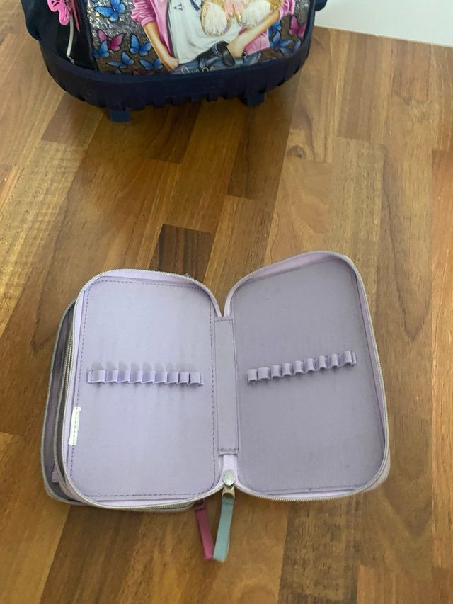 Se vende mochila top modelo con portalápices.