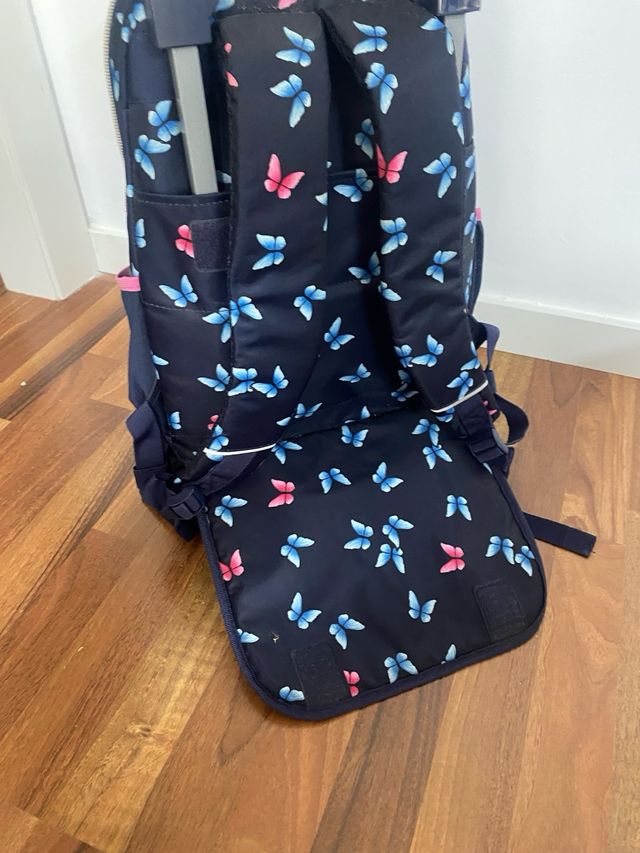 Se vende mochila top modelo con portalápices.