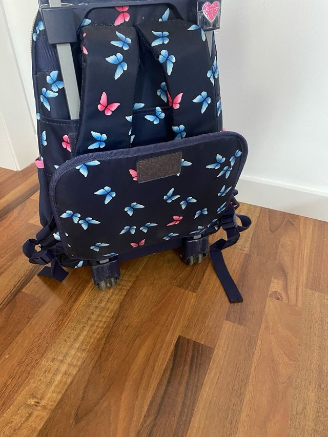 Se vende mochila top modelo con portalápices.