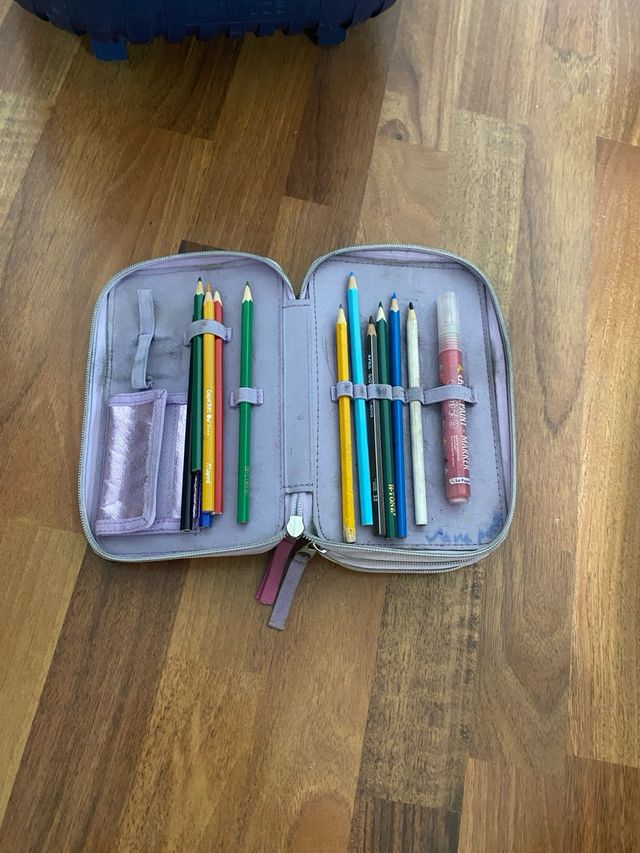 Se vende mochila top modelo con portalápices.