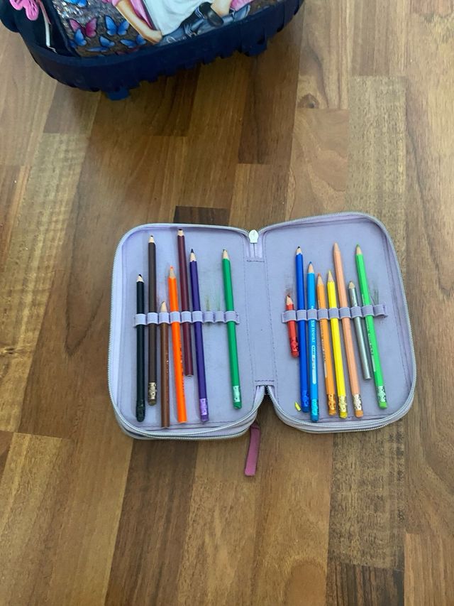 Se vende mochila top modelo con portalápices.