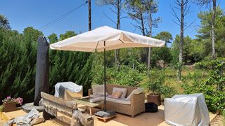 Parasol con pie y plataforma con ruedas