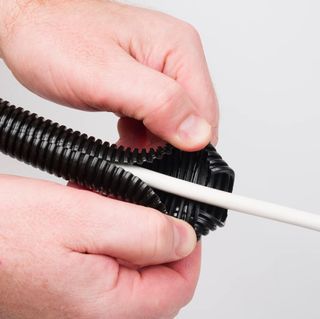 Tubo flexível para organizar cabos