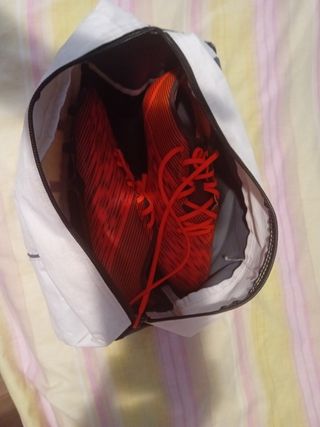 Zapatillas de fútbol y bolsa para guarda