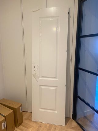 Puerta con embellecedores negros