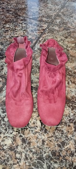 Botines rojos con tacón alto