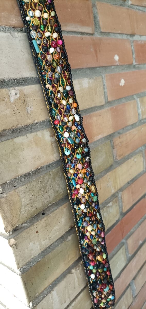 Original cinturón de piedras de colores