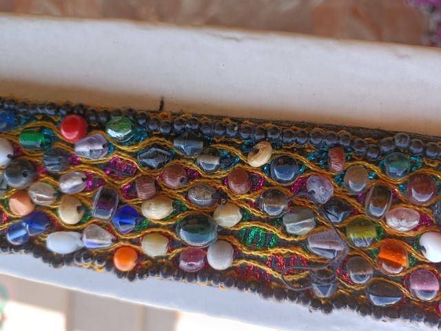 Original cinturón de piedras de colores