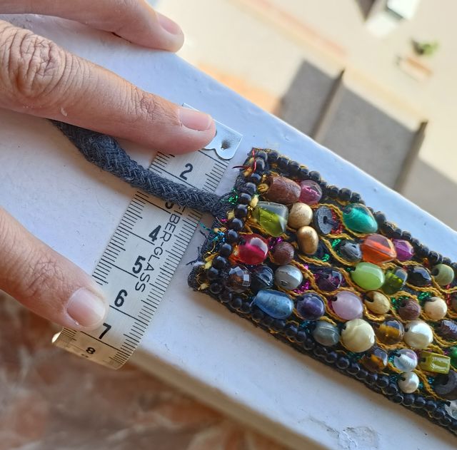 Original cinturón de piedras de colores