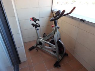 Bicicleta estática. RUNFIT