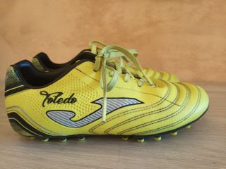 Botas de fútbol , con tacos, talla 33.