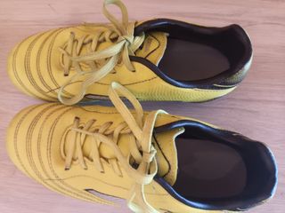 Botas de fútbol , con tacos, talla 33.