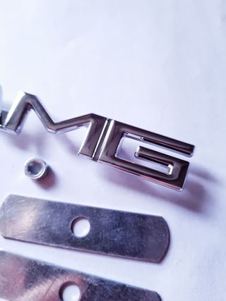 Emblema AMG Mercedes rejilla delantera 