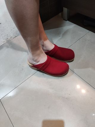 Zuecos rojos 38 Sanita