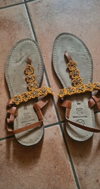 Sandali in pelle con fiori