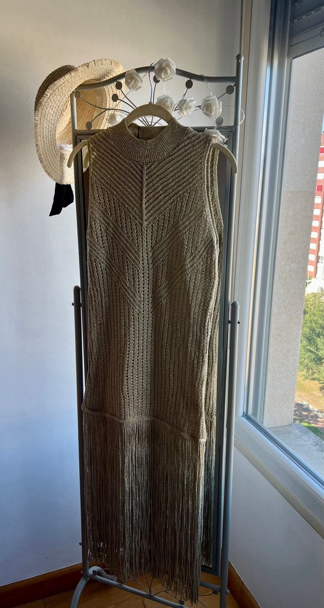 Vestido dorado con flecos 