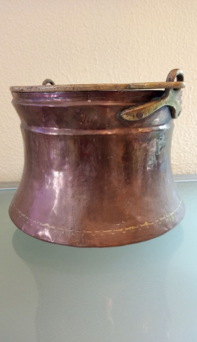 Antiguo caldero de cobre