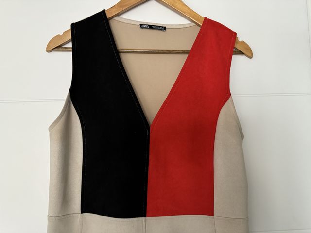 Vestido efecto ante color arena de Zara. Talla M