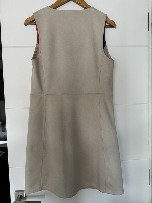 Vestido efecto ante color arena de Zara. Talla M