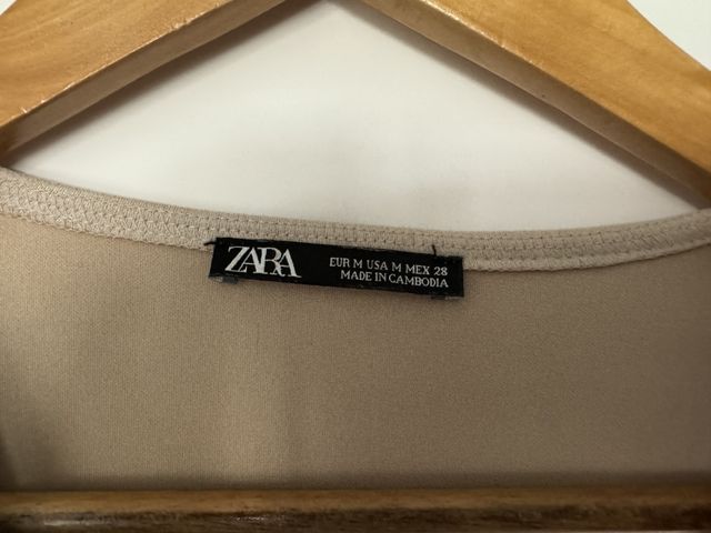 Vestido efecto ante color arena de Zara. Talla M