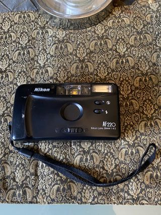 CÁMARA DE FOTOS NIKON AF 220