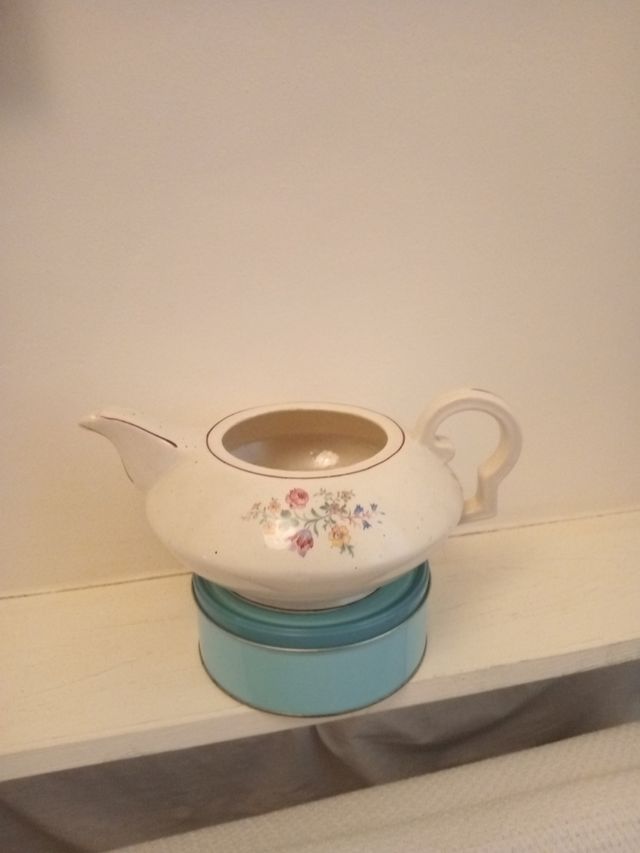 TETERA ANTIGUA SIN TAPA - LECHERA