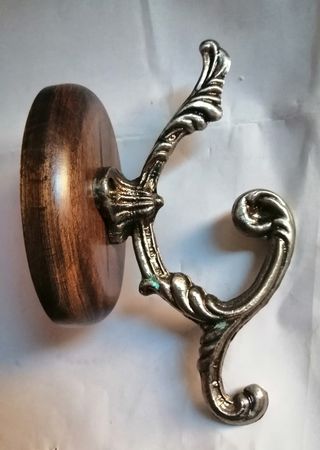 Percha en madera nogal y latón oro viejo