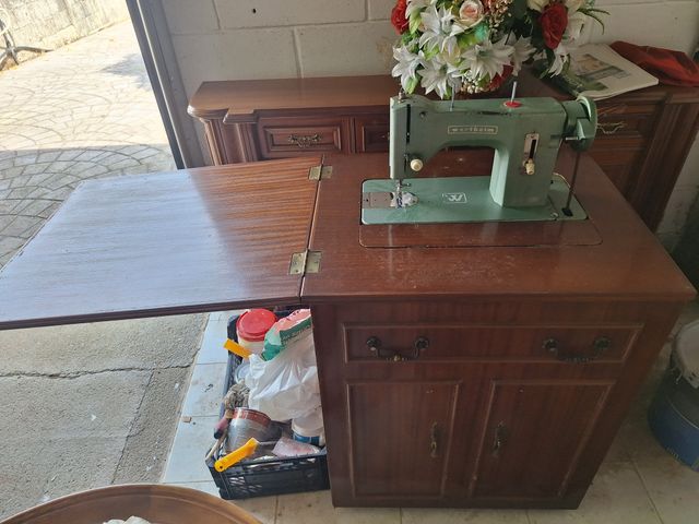 Maquina de coser con mueble