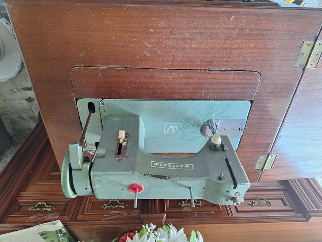 Maquina de coser con mueble