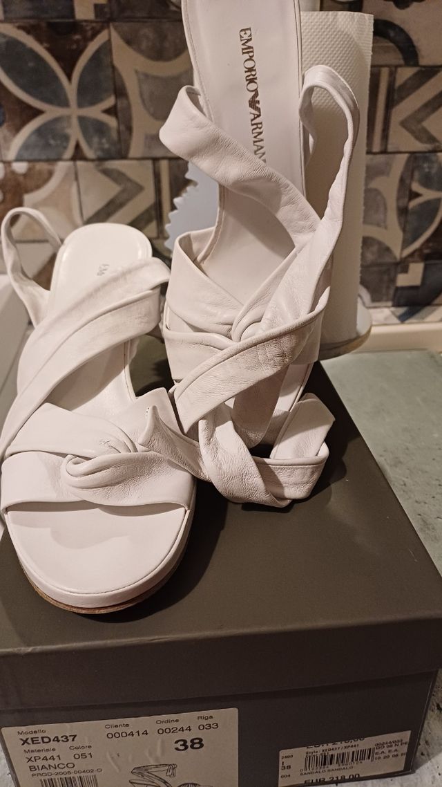 Armani .Scarpe bianche arrmani 38 con laccio