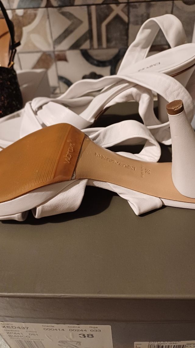 Armani .Scarpe bianche arrmani 38 con laccio