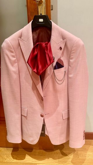 Traje Novio Rosa