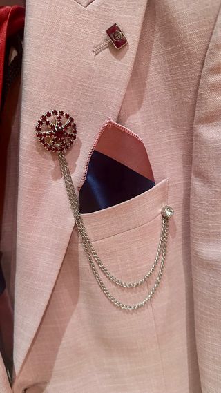 Traje Novio Rosa