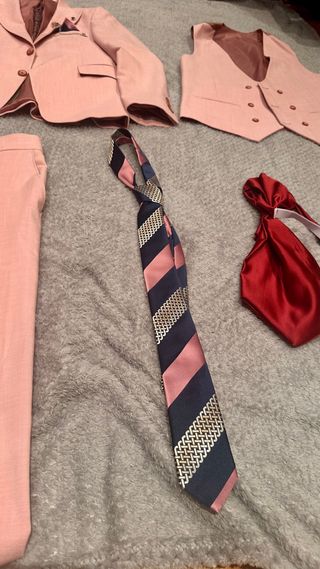 Traje Novio Rosa