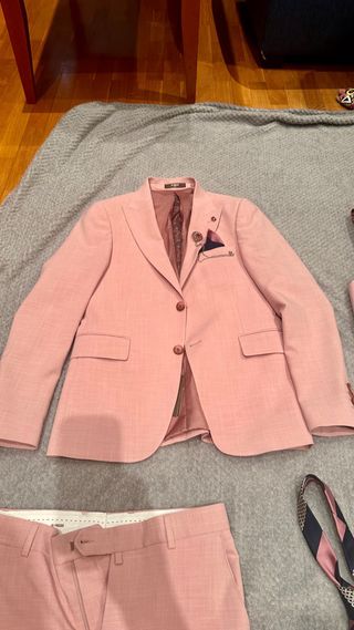 Traje Novio Rosa