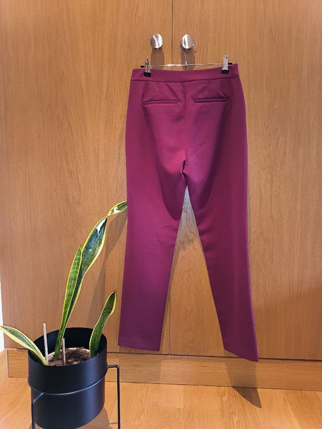 Pantalón, color burdeos. Cortefiel.