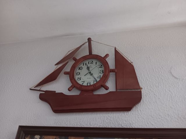 Barco reloj de madera 