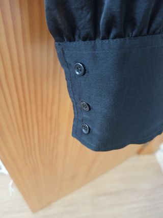 Blusa negra con pechera.