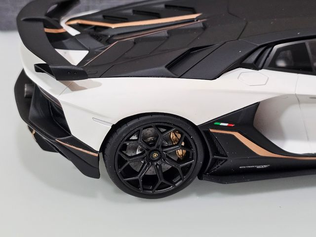 Lamborghini Aventador SVJ Kyosho 1:18