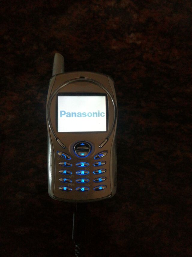 Móvil Panasonic con cargador