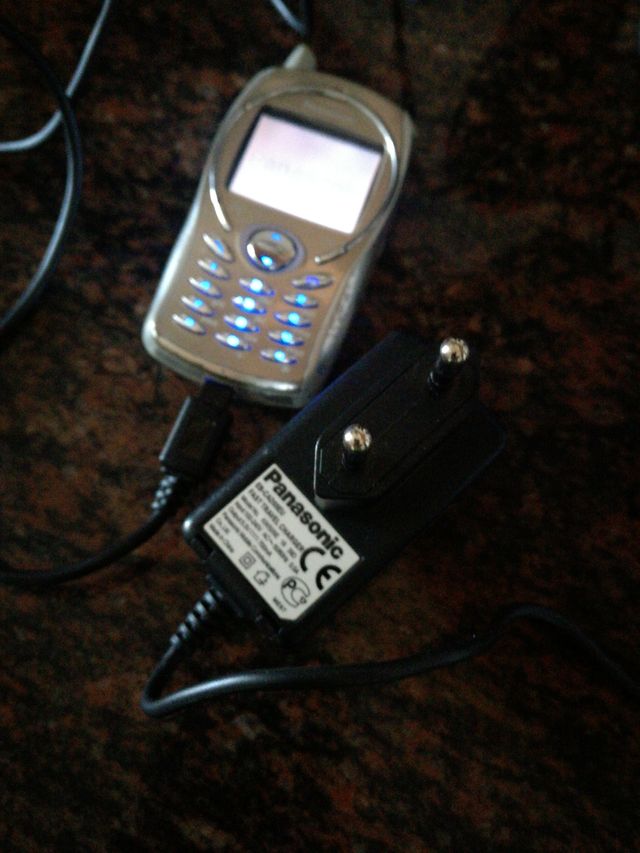 Móvil Panasonic con cargador