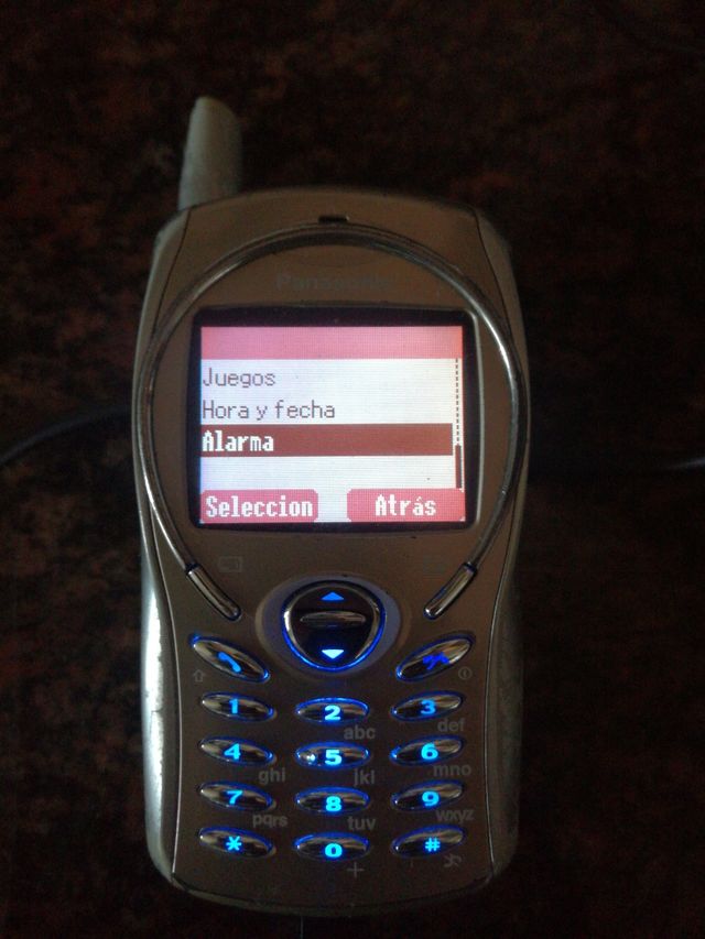 Móvil Panasonic con cargador