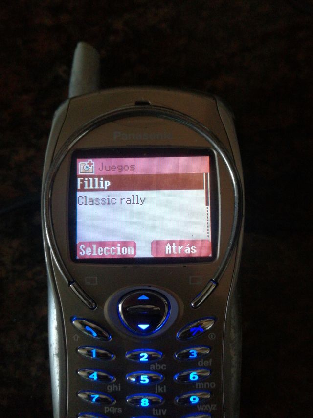 Móvil Panasonic con cargador