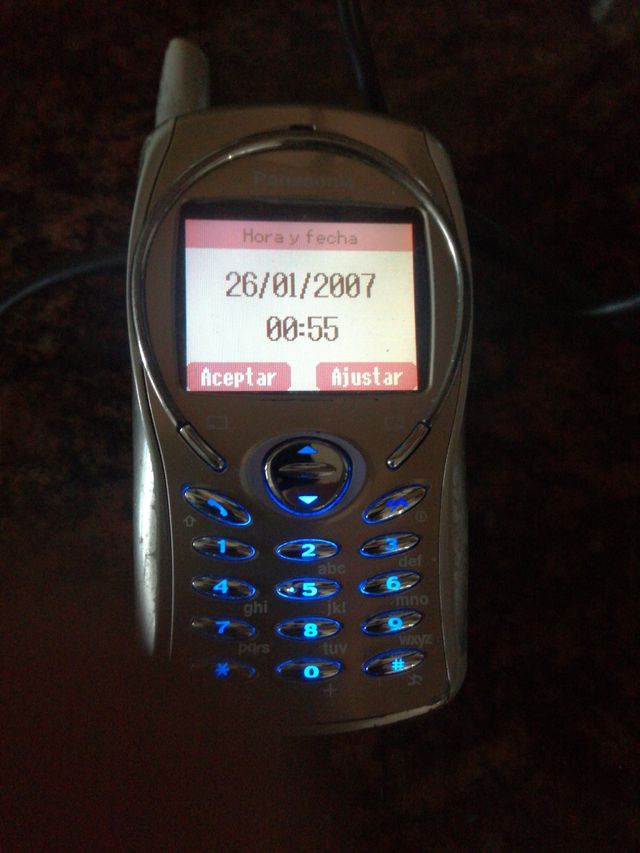 Móvil Panasonic con cargador